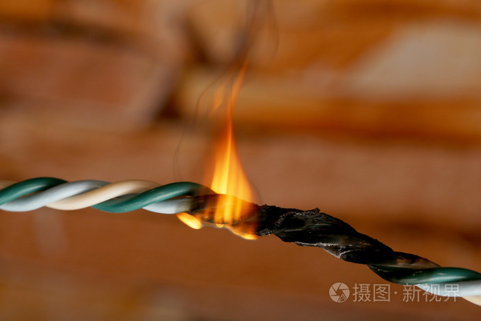 短路烧焦的电缆在深色背景上
