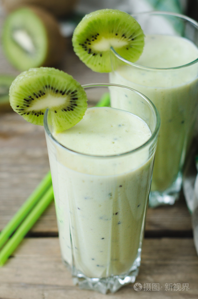 在玻璃杯里用吸管杯奶昔猕猴桃照片-正版商用图片08zqem-摄图新视界