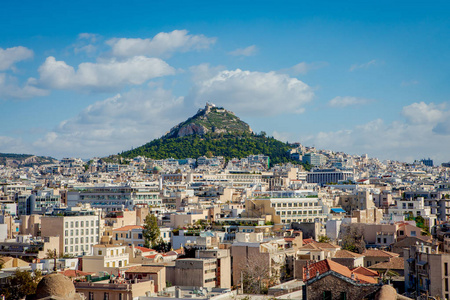 雅典城市看法以 lycabettus 小山在背景, 希腊