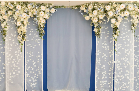 婚礼背景用白色窗帘和花装饰
