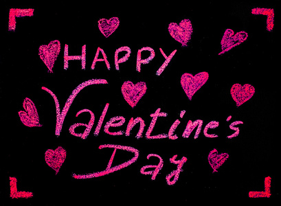 快乐情人节贺卡，用粉笔写在黑板上，概念图图像的爱的手