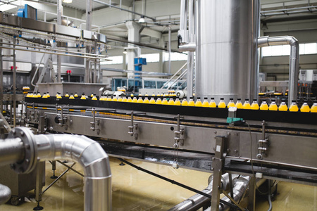 用于加工和装瓶汽水和橙汁瓶的机器人生产线.选择性对焦.