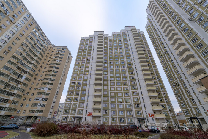 莫斯科现代住宅小区高层建筑的屋顶上日落时的视图