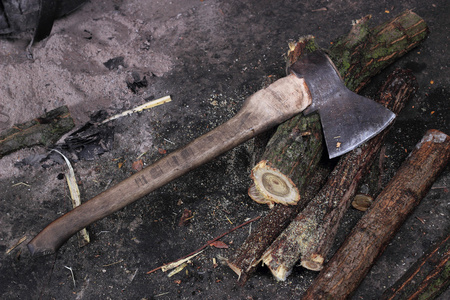 斧头和木柴