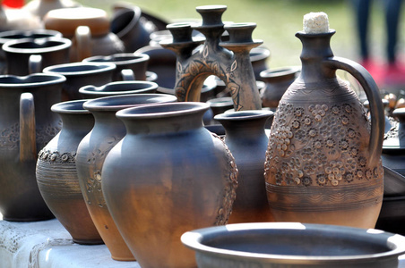 民间艺术家制作的各种陶瓷粘土菜