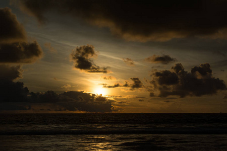 泰国芭东海滩上的日落