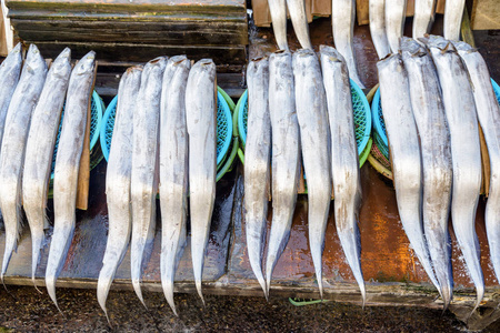 鱼市场上刚钓到的鱼的最高视图。新鲜海鲜