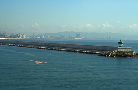 位于巴塞罗那入口处的右舷海港灯