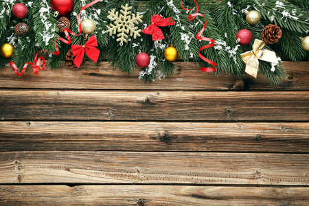 棕色木桌上的小树枝和圆锥的圣诞树树枝