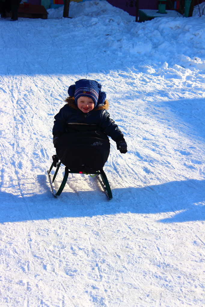 小男孩在雪橇上