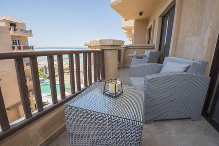 豪华公寓的露台家具, 带椅子和海景的热带度假胜地游泳池
