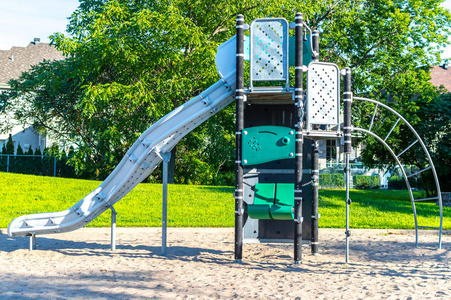 现代儿童游乐场在加拿大公园