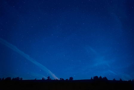 漆黑的夜晚星星的蓝天