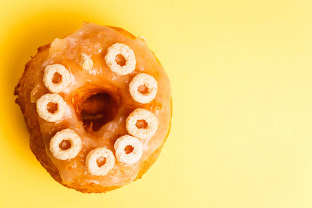 蜂蜜釉面甜甜圈或甜甜圈在黄色背景是一种油炸面团糖果或甜点食物