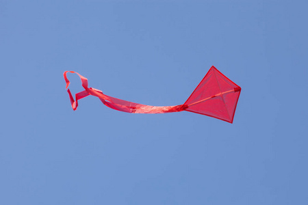 红色的风筝在美丽的蓝天飞翔