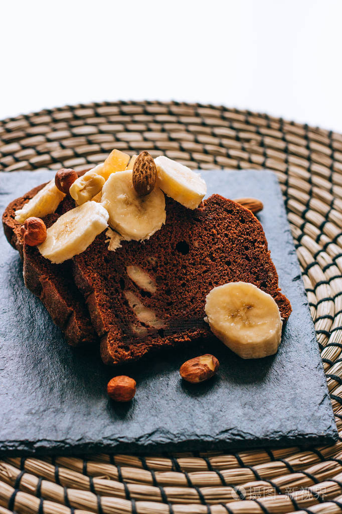 巧克力香蕉面包上的黑色石板与香蕉和坚果早餐