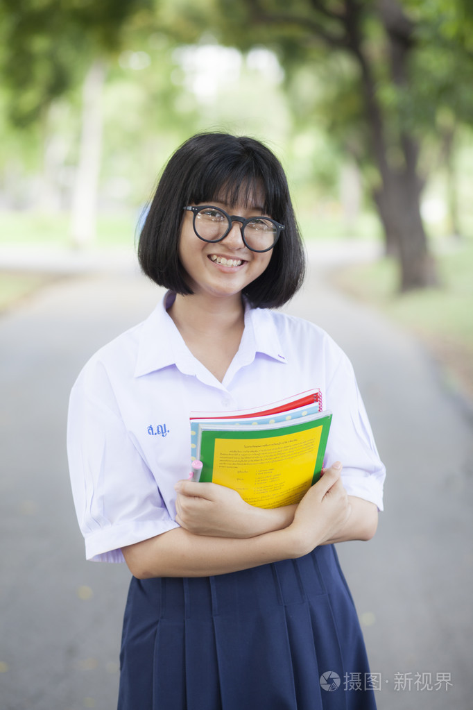 拿着一本书的女学生站