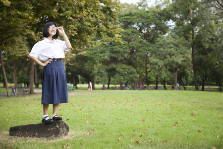 女孩站在日志上