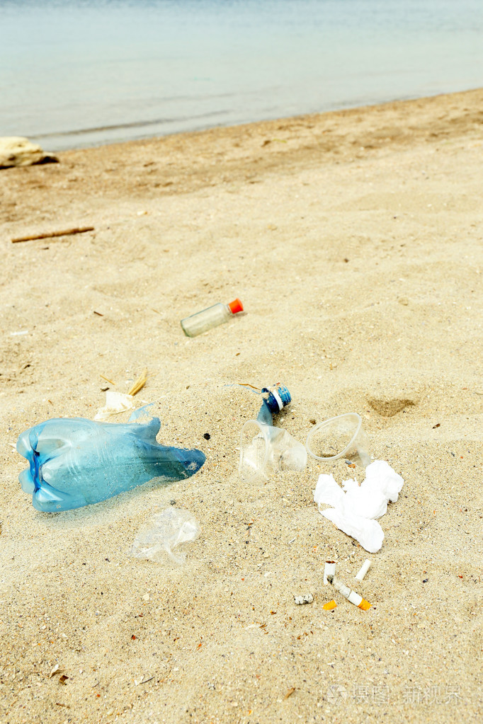 在海滩上的垃圾