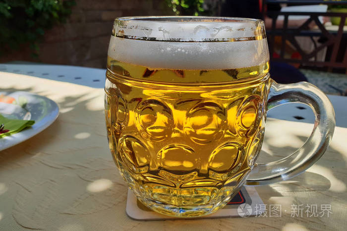 桌子上站着一杯啤酒照片-正版商用图片090357-摄图新视界