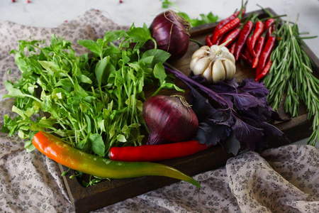 木木板上的青菜和蔬菜
