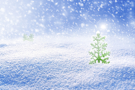 雪的背景。冬季景观。圣诞树