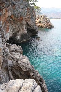 在晴朗的日子里, 蓝色大海的岩石海岸的风景如画的景色