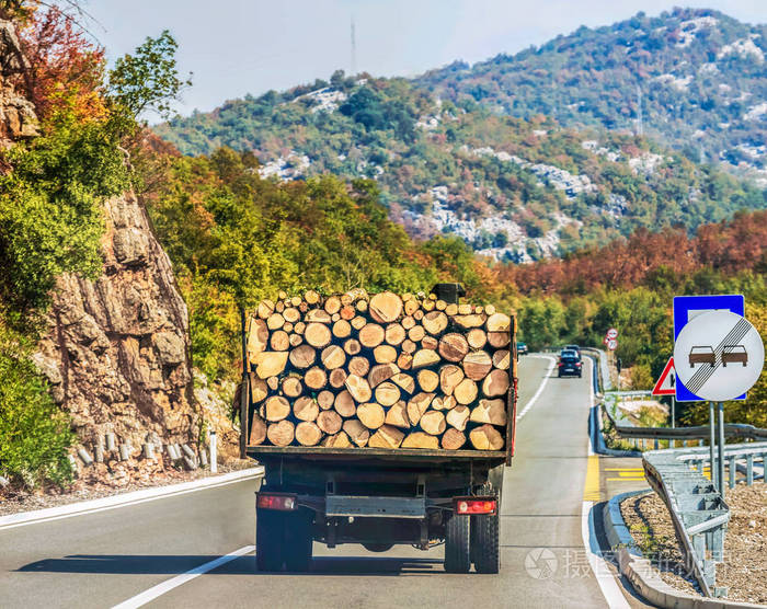 日志正在向山区黑山路上一辆卡车