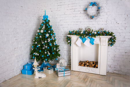 烟囱和礼物装饰的圣诞树的形象