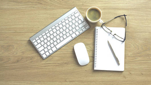 办公桌桌, 电脑键盘, 笔记本, 桌上有钢笔和咖啡杯