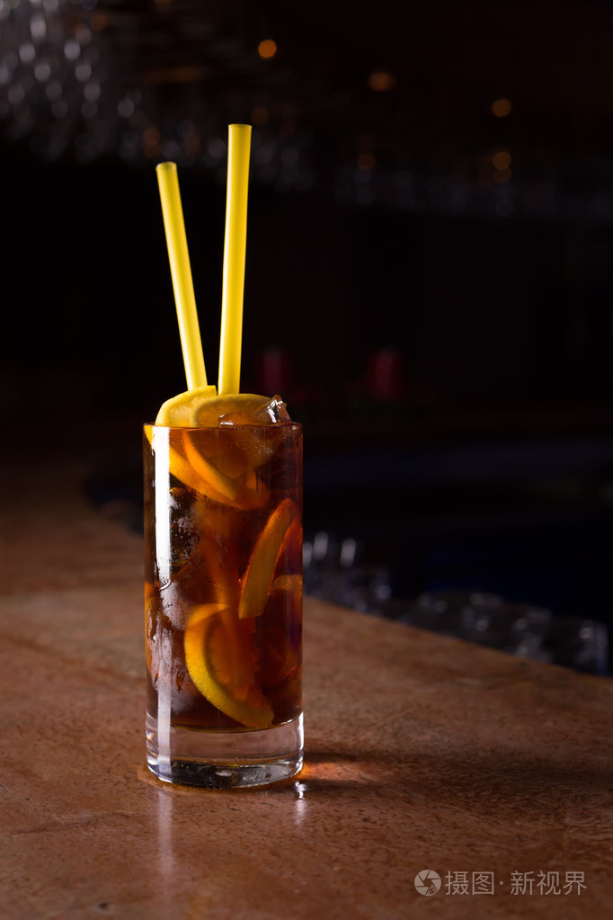 自由的古巴鸡尾酒一杯