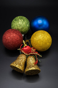 圣诞节充满活力五颜六色的壁纸背景纹理的球和装饰的庆祝树