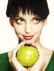 可爱的女人举行绿色苹果