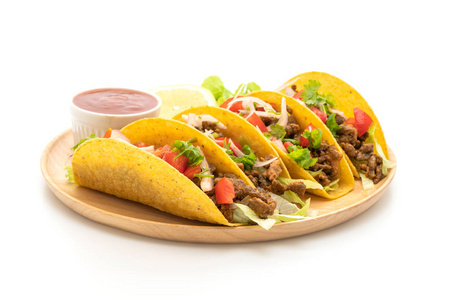 带肉和蔬菜的玉米卷在白色背景下被隔离墨西哥美食风格