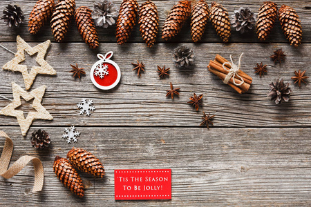 圣诞节背景与锥体, 雪花, 茴香星和肉桂棍子在木桌上