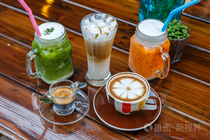 茶和咖啡加牛奶在咖啡桌上
