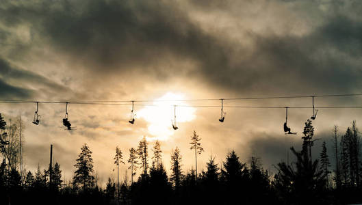 冬季日落滑雪升降机椅图片