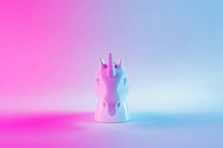 白色画的独角兽头在大胆的粉红色和蓝色的霓虹灯颜色梯度背景。最小的艺术幻想概念