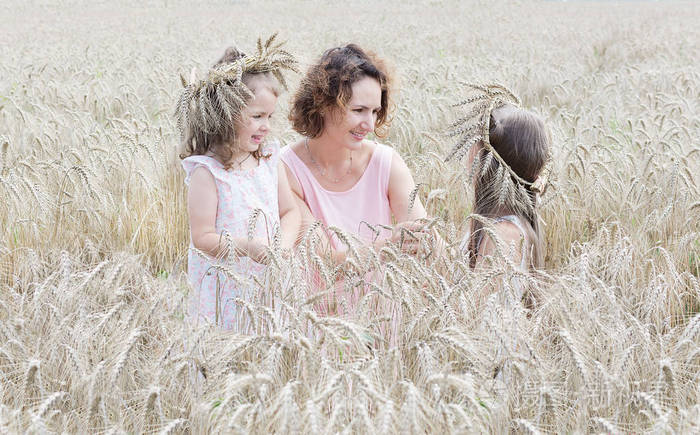 麦田里有两个女儿的母亲