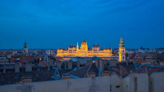 布达佩斯城市天际线以多瑙河的害虫银行的看法在布达佩斯城市, 匈牙利在晚上