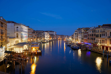 威尼斯的大运河, 黎明时分在意大利灯火通明