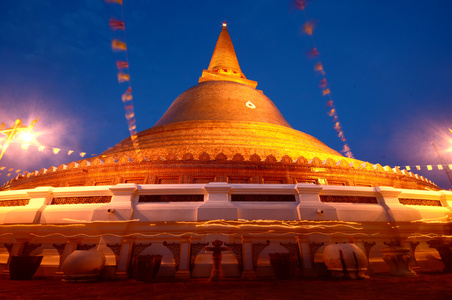 在晚上的 Phra Prathom 绝地