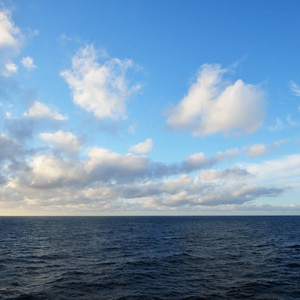 海景。美丽的晚霞与开放的波罗地海的视图