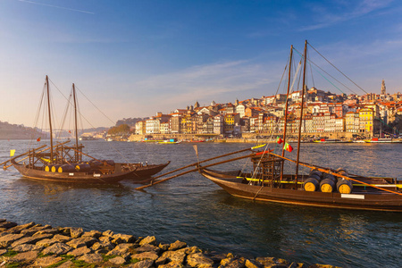 港口的葡萄酒船在海滨与老城在杜罗河河在 Ribeira 在市中心的波尔图在 Porugal, 欧洲。葡萄牙, 波尔图