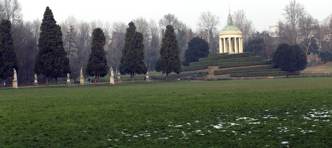 维琴察城市公园内有圆顶和柱子的寺庙
