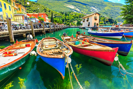 五颜六色的小船在湖中，加尔达湖，博乐，意大利，欧洲
