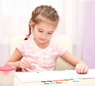 可爱的小女孩，用颜料和画笔绘制