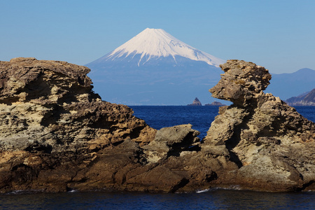 在冬季的富士山和阿希湖