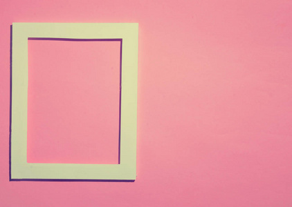 空框平躺在粉红色柔和的墙壁与复制空间。最小概念
