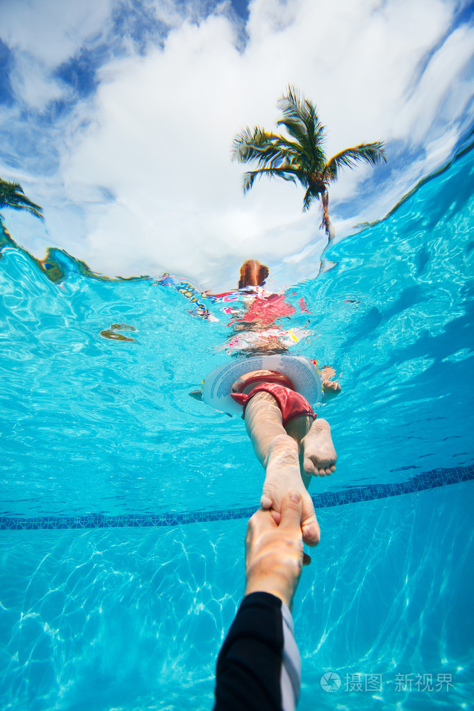 在游泳池中游泳的女孩